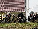 Deutsche Fallschirmjäger im Angriff. (Bild öffnet sich in einem neuen Fenster)