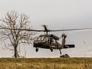 Ein "Black Hawk" fliegt Verwundete aus der Kampfzone aus. (Bild öffnet sich in einem neuen Fenster)