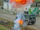 Das Mehrzweckfahrzeug "Husar" wird angesprengt. (Bild öffnet sich in einem neuen Fenster)