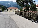 Der Kompaniekommandant belehrt seine Soldaten. (Bild öffnet sich in einem neuen Fenster)