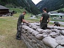 Insgesamt werden etwa 8.000 Sandsäcke für die Sicherung benötigt. (Bild öffnet sich in einem neuen Fenster)