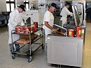 Die Arbeiten in der Truppenküche laufen auf Hochtouren. (Bild öffnet sich in einem neuen Fenster)