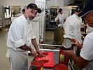 Verpflegung: Viele Soldaten haben viel Hunger - vor allem auf Chili.