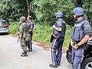 Die Einsatzkräfte der Polizei erläutern die Lage beim Schutzobjekt. (Bild öffnet sich in einem neuen Fenster)