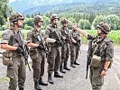 Der Zugskommandant erklärt seinen Soldaten den geplanten Einsatz. (Bild öffnet sich in einem neuen Fenster)