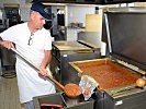 Das Abendessen wird abgefüllt und warm zu den Soldaten transportiert. (Bild öffnet sich in einem neuen Fenster)