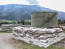 Die Sandsäcke wurden auf Paletten geliefert und müssen nun verbaut werden. (Bild öffnet sich in einem neuen Fenster)