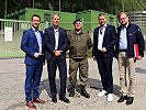 Der Übungsleiter mit den Führungskräften des Energieversorgers TAL. (Bild öffnet sich in einem neuen Fenster)