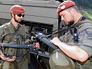 Soldaten der Fernmeldetruppe mit elektronischen Aufklärungsgeräten. (Bild öffnet sich in einem neuen Fenster)