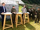 V.l.: Alessio Lilli, Generalmajor Herbert Bauer, Thomas Rieder von TINETZ. (Bild öffnet sich in einem neuen Fenster)