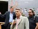 Thomas Rieder von TINETZ stellt sich den Fragen der Journalisten. (Bild öffnet sich in einem neuen Fenster)