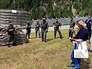 Aufmerksame Journalisten vor der Pipeline-Pumpstation. (Bild öffnet sich in einem neuen Fenster)