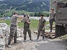 Teamarbeit ersetzt schweres Gerät. (Bild öffnet sich in einem neuen Fenster)