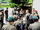 Der Militärkommandant von Tirol weist seine Besucher in die Lage ein. (Bild öffnet sich in einem neuen Fenster)
