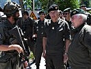 General Brieger nutzte die Gelegenheit für Gespräche mit den Milizsoldaten. (Bild öffnet sich in einem neuen Fenster)