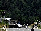 Die Militärpolizei regelt den Verkehr, um Schäden zu vermeiden. (Bild öffnet sich in einem neuen Fenster)