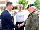 Militärkommandant Bauer begrüßt Verteidigungsminister Starlinger. (Bild öffnet sich in einem neuen Fenster)