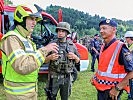 Absprache zwischen Bundesheer, Polizei und Feuerwehr. (Bild öffnet sich in einem neuen Fenster)