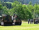Im Schutz gepanzerter Fahrzeuge geht die Polizei vor. (Bild öffnet sich in einem neuen Fenster)