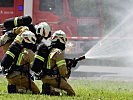 Feuerwehrleute löschen den Brand. (Bild öffnet sich in einem neuen Fenster)