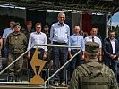 Der Kommandant des Jägerbataillons Tirol meldet dem Bundespräsidenten. (Bild öffnet sich in einem neuen Fenster)