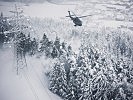 Stromleitungen werden vom Schnee befreit. (Bild öffnet sich in einem neuen Fenster)