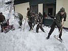 ...unterstützen die Soldaten. (Bild öffnet sich in einem neuen Fenster)