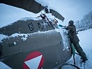 Die Maschinen werden vom Schnee befreit. (Bild öffnet sich in einem neuen Fenster)