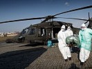 Mit "Black Hawk": Rückholung eines erkrankten EUFOR-Soldaten. (Bild öffnet sich in einem neuen Fenster)