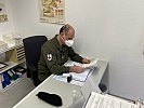 Vom Herzkatheterlabor zurück zu den Basics: Schreibarbeit bei der Truppe. (Bild öffnet sich in einem neuen Fenster)