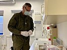 Oberwachtmeister Clemens F. bereitet eine Behandlung vor. (Bild öffnet sich in einem neuen Fenster)