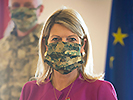 Ministerin Klaudia Tanner mit der neuen Schutzmaske. (Bild öffnet sich in einem neuen Fenster)