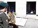 Die Musiker sorgen für Abwechslung vor den Seniorenheimen. (Bild öffnet sich in einem neuen Fenster)