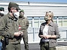 Ministerin Tanner im Gespräch mit Soldaten. (Bild öffnet sich in einem neuen Fenster)