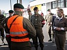 Klaudia Tanner besucht Soldaten am Grenzübergang Suben. (Bild öffnet sich in einem neuen Fenster)