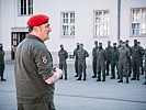 Gardekommandant Kirchebner verabschiedet seine Soldaten in den Einsatz. (Bild öffnet sich in einem neuen Fenster)