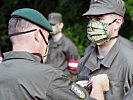 Die Soldaten erhalten die Einsatzmedaille. (Bild öffnet sich in einem neuen Fenster)