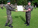 Briagdier Gunther Hessel, l., dankt der Kampfuntersützungskompanie. (Bild öffnet sich in einem neuen Fenster)