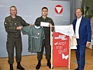 Brigadier Wagner und Bezirksvorsteher Prokop mit einem der Grundwehrdiener. (Bild öffnet sich in einem neuen Fenster)