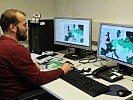 Ein Mitarbeiter des Instituts an seinem Arbeitsplatz. (Bild öffnet sich in einem neuen Fenster)