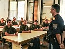Vor dem Einsatz werden die Soldaten über ihre Befugnisse informiert. (Bild öffnet sich in einem neuen Fenster)