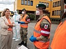 Verteidigungsministerin Tanner mit Soldaten. (Bild öffnet sich in einem neuen Fenster)