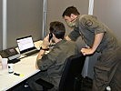 Wachtmeister Andreas S. unterstützt seine Soldaten. (Bild öffnet sich in einem neuen Fenster)