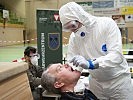 ...Lehrpersonal auf das Coronavirus getest. (Bild öffnet sich in einem neuen Fenster)