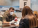 Soldaten der Militärakademie halfren bei den Tests in Niederösterreich. (Bild öffnet sich in einem neuen Fenster)