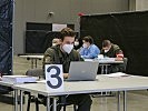 Soldaten helfen bei der Registrierung. (Bild öffnet sich in einem neuen Fenster)
