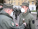 Der Zugskommandant heftet einem Soldaten die Einsatzmedaille an. (Bild öffnet sich in einem neuen Fenster)