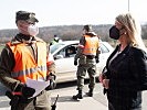 Klaudia Tanner bei Soldaten im Assistenzeinsatz im Burgenland. (Bild öffnet sich in einem neuen Fenster)