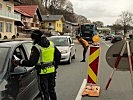 Soldaten und Polizisten kontrollieren in Großarl und Straßwalchen. (Bild öffnet sich in einem neuen Fenster)