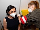 Ministerin Elisabeth Köstinger bei der Impfung. (Bild öffnet sich in einem neuen Fenster)